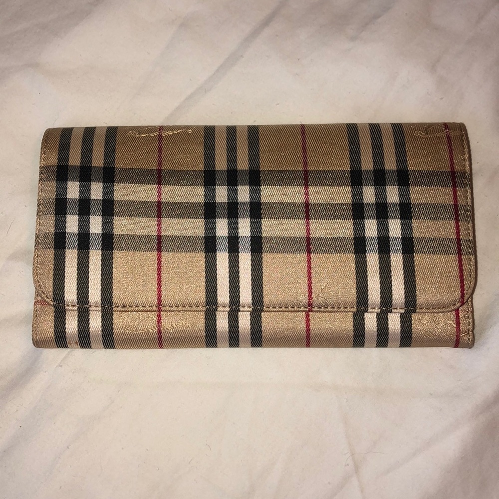 Burberry look-a-like wallet